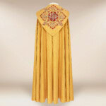 Piviale ricamato dorato con motivo IHS