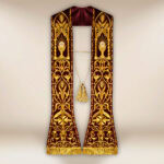 Stola ricamata romana Calice bordò