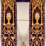 Stola ricamata romana Calice viola