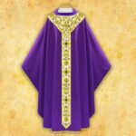 Casula ricamata viola con cintura dorata