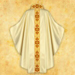 Casula ricamata ecru con passem dorato
