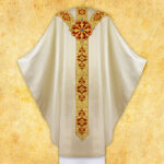 Casula ricamata ecru con simbolo IHS