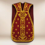 Pianeta ricamata con IHS bordeaux