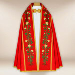 Piviale romano ricamato di colore rosso "Gesù sulla croce"