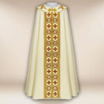 Piviale ricamato con il simbolo dell'Agnello