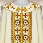 Piviale ricamato con il simbolo dell'Agnello