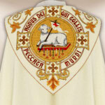 Piviale ricamato con il simbolo dell'Agnello