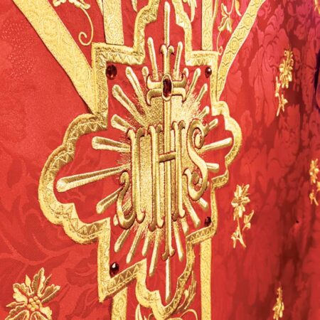 Paramento ricamato rosso con IHS
