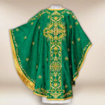Casula ricamata verde con IHS