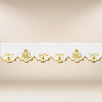 Pizzo ricamato con delicato ricamo dorato