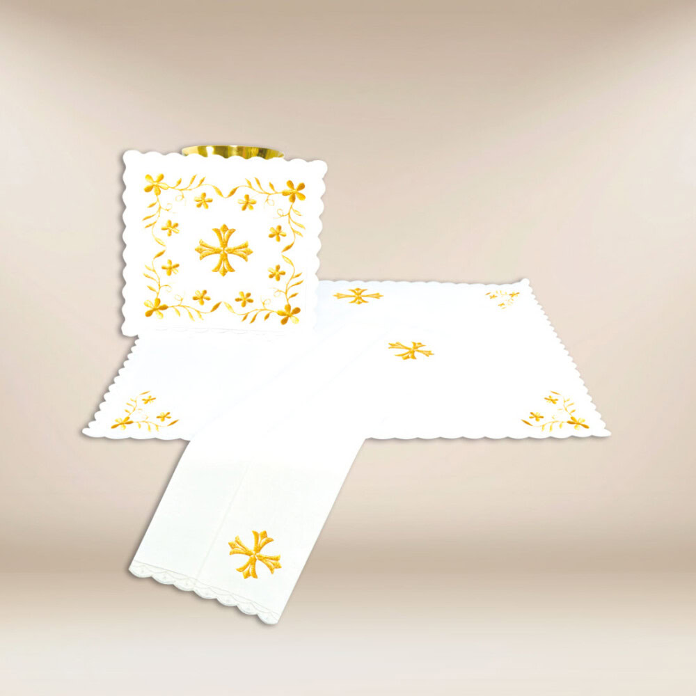 Servizio da messa con ricamo dorato