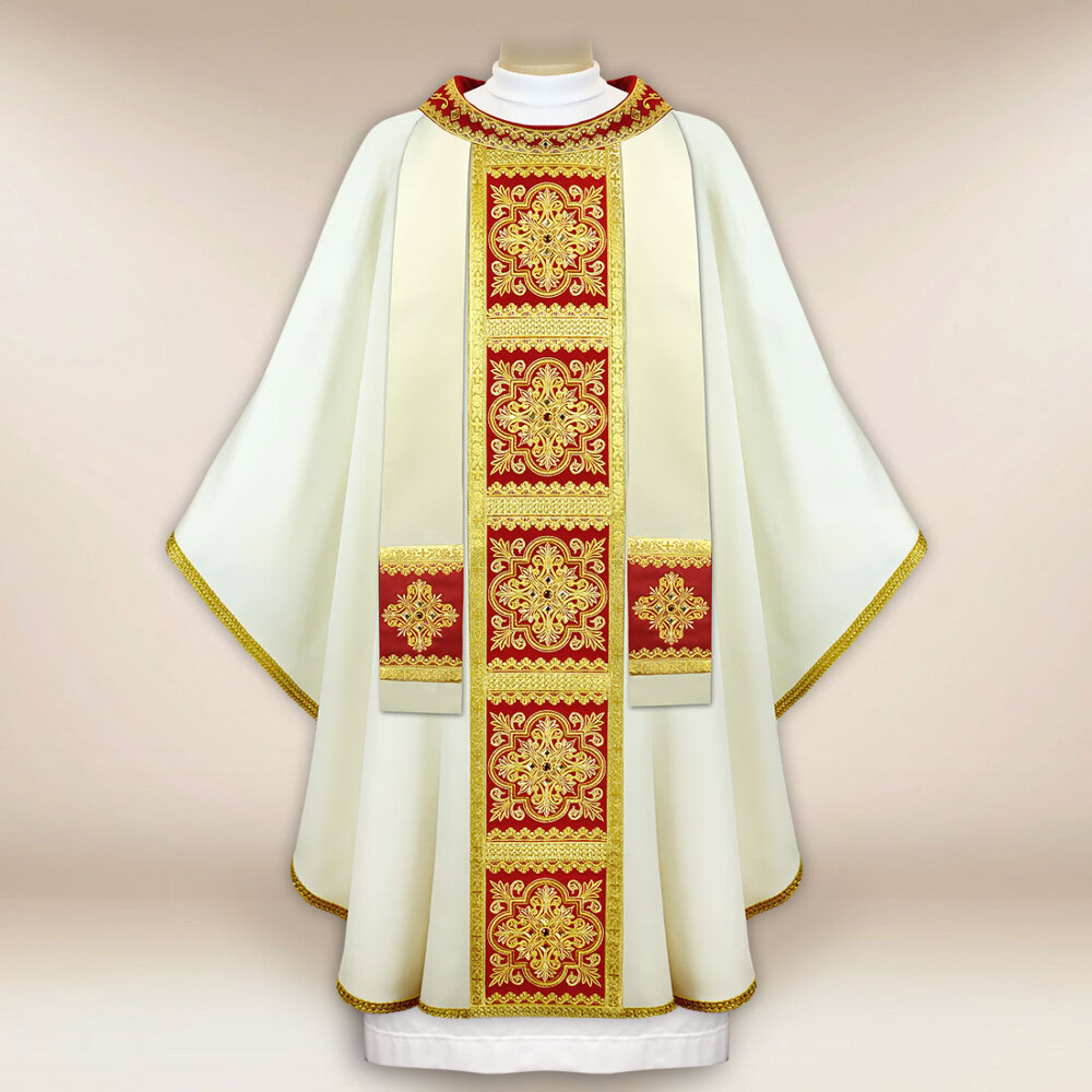 Casula ecru con orphrey bordò e ricamo dorato