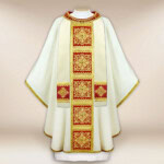 Casula ecru con orphrey bordò e ricamo dorato
