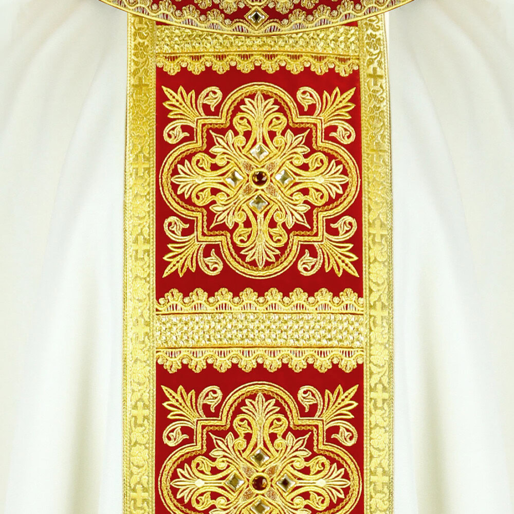 Casula ecru con orphrey bordò e ricamo dorato