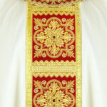 Casula ecru con orphrey bordò e ricamo dorato