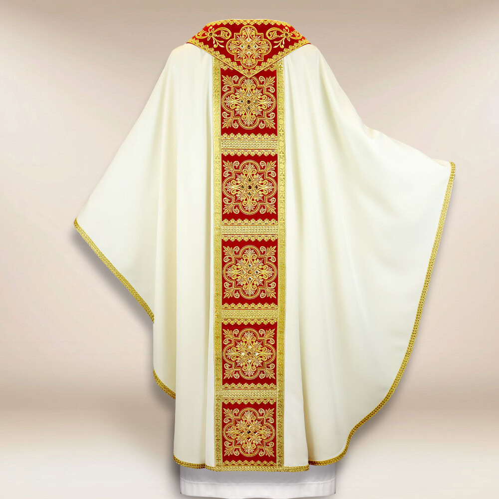 Casula ecru con orphrey bordò e ricamo dorato