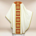 Casula ecru con orphrey bordò e ricamo dorato