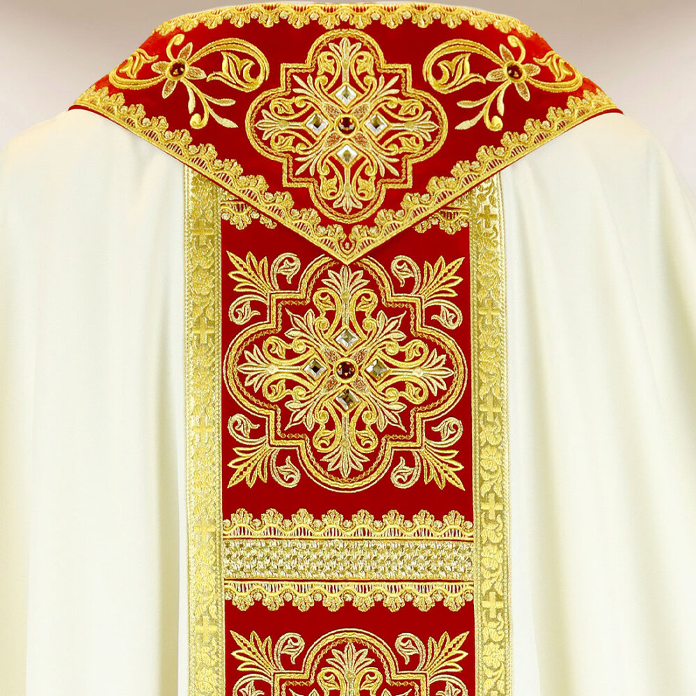 Casula ecru con orphrey bordò e ricamo dorato