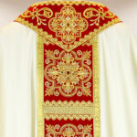 Casula ecru con orphrey bordò e ricamo dorato