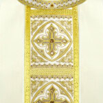 Casula ricamata ecru con croci