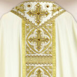 Casula ricamata ecru con croci