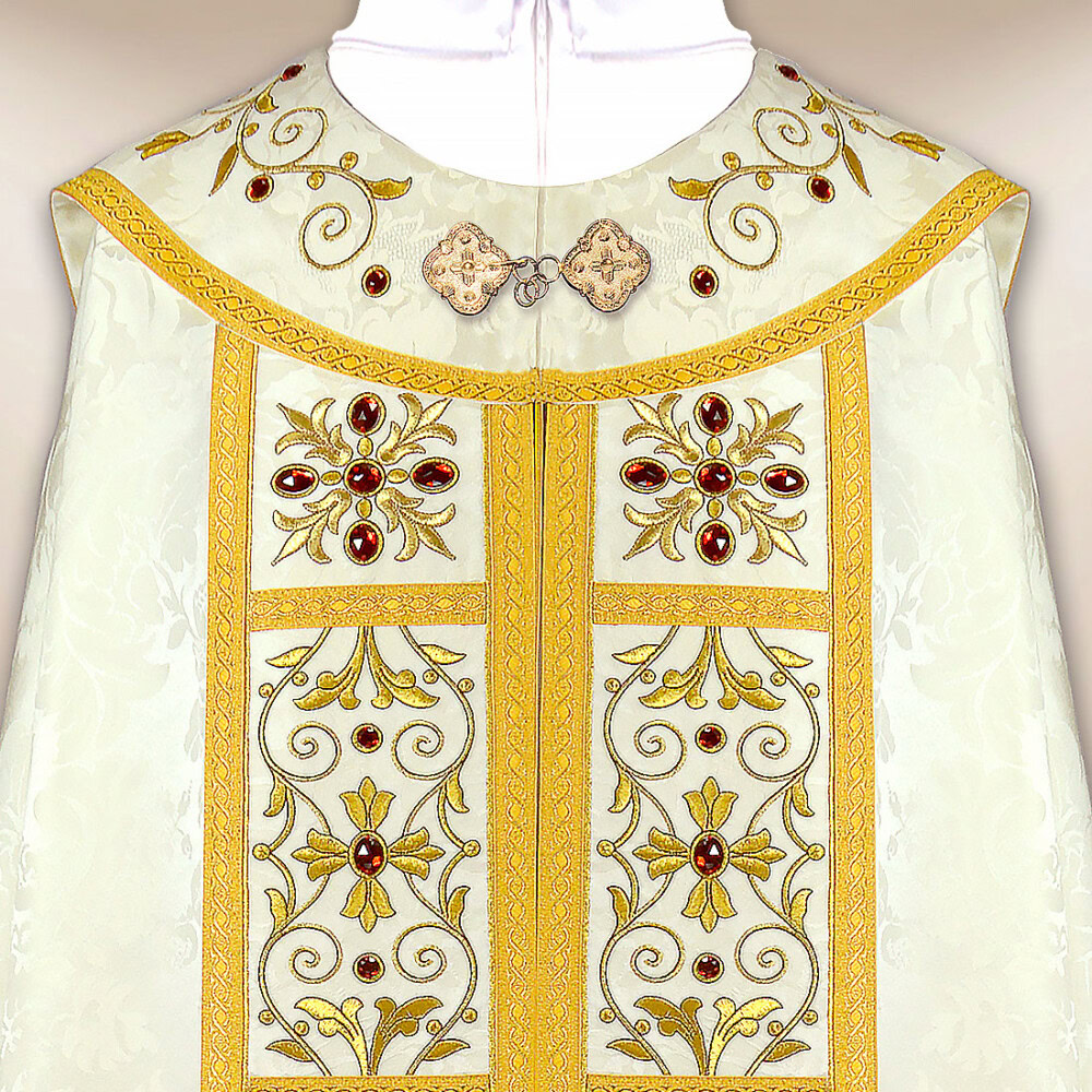 Piviale ricamato in colore ecru