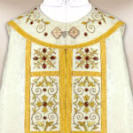 Piviale ricamato in colore ecru