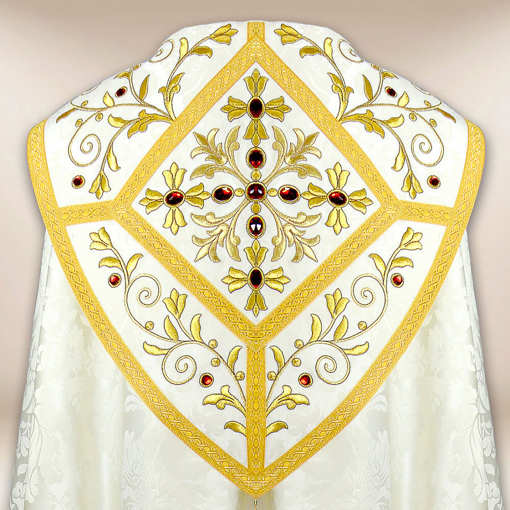 Piviale ricamato in colore ecru