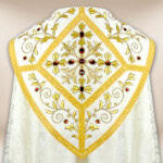 Piviale ricamato in colore ecru