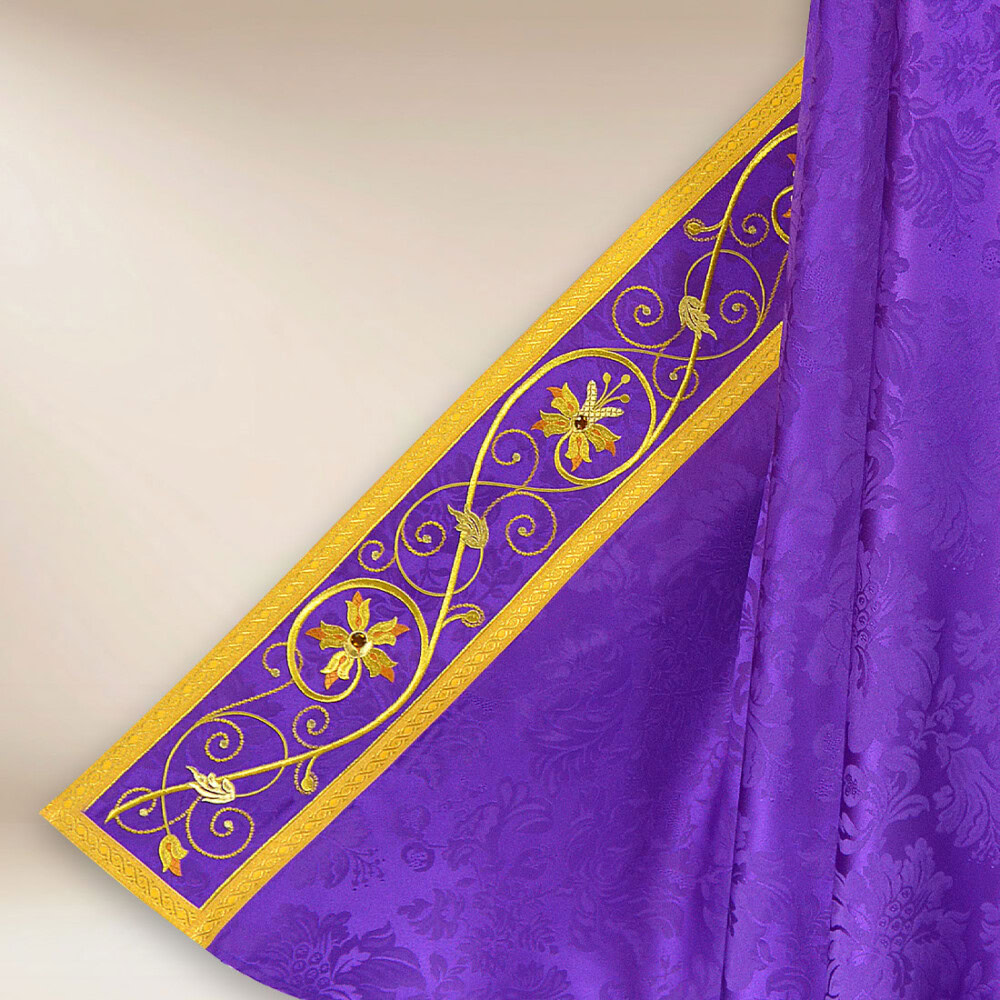 Piviale ricamato viola