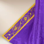 Piviale ricamato viola