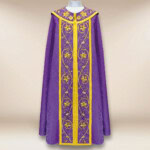 Piviale ricamato viola