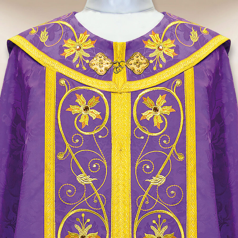 Piviale ricamato viola