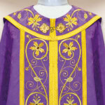 Piviale ricamato viola