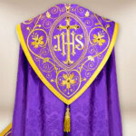 Piviale ricamato viola