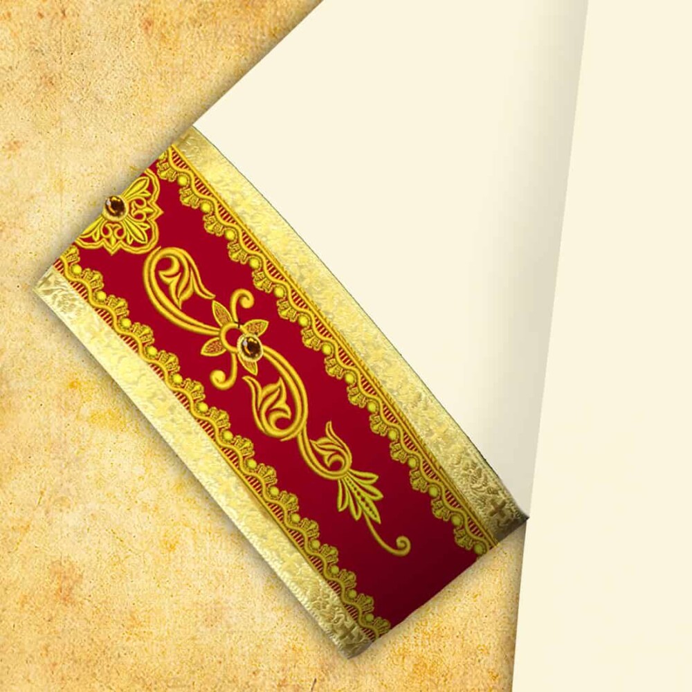 Dalmatica ricamata ecru con elementi bordò