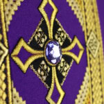 Casula ricamata viola