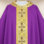 Casula ricamata viola con croci