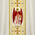 Casula ricamata liturgica con l'immagine degli Arcangeli