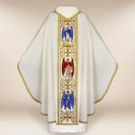 Casula ricamata liturgica con l'immagine degli Arcangeli