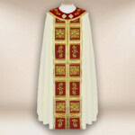 Piviale color ecru con galloni bordeaux