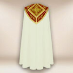 Piviale color ecru con galloni bordeaux