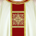 Casula ricamata ecru con fascia bordò
