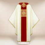 Casula ricamata ecru con fascia bordò