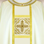 Casula ricamata ecru con croce