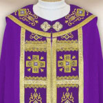 Piviale viola ricamata con croci