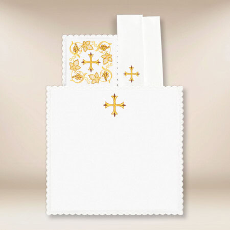 Servizio da messa ricamato con croce