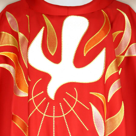 Casula liturgica ricamata con il Santo Spirito