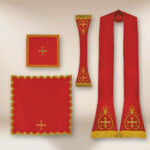 Casula ricamata romana con IHS rossa