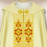 Piviale ecru ricamato con il simbolo IHS